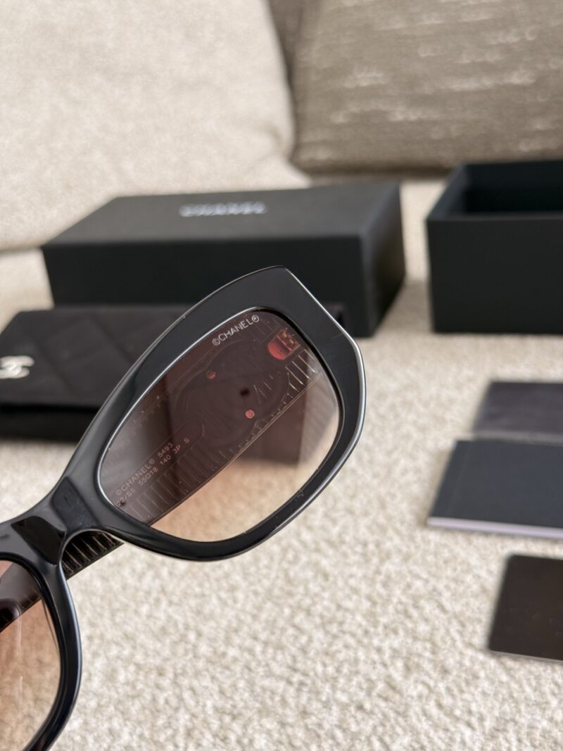 Chanel Sunglasses ? p220
A must-have treasure sunglasses for taking photos this summer! Every casual snap is of great quality
Why do women, being the same, appear to be full of nobility and extraordinary temperament? It turns out that Chanel 24's n...