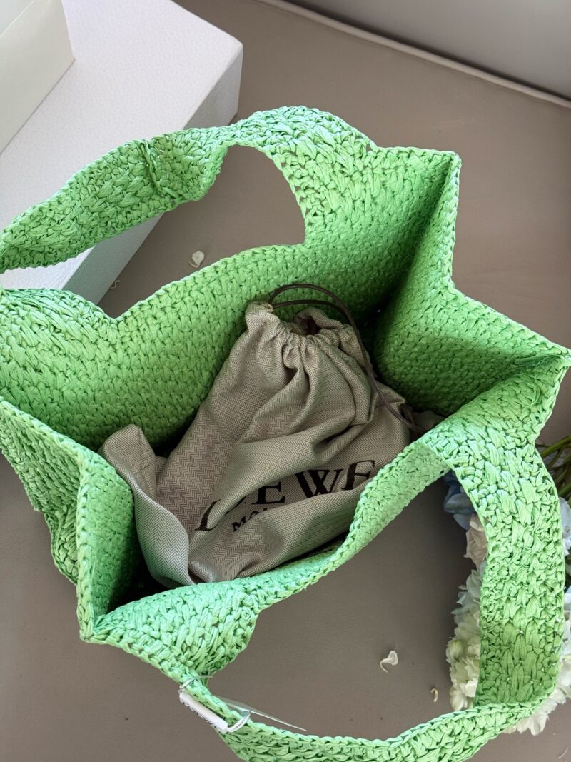 c096d2503c.jpg 230 box
size:30*25cm
LOEWE | Grass woven bag
Don't you have such a beautiful straw woven bag in summer?
Anagram Basket
A bag full of summer atmosphere for picnics, outings, outings, and sea views