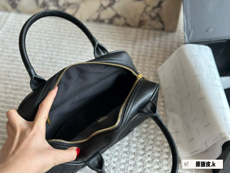 c09a58d999.jpg 240 boxes
size:28 16cm
Chanel vintage bowling bag
This bowling bag is really delicious~
A vintage Chanel bowling bag that has been very popular recently.
The design is not easily outdated and is very fashionable to hold in your hand.
?? Cowhide...