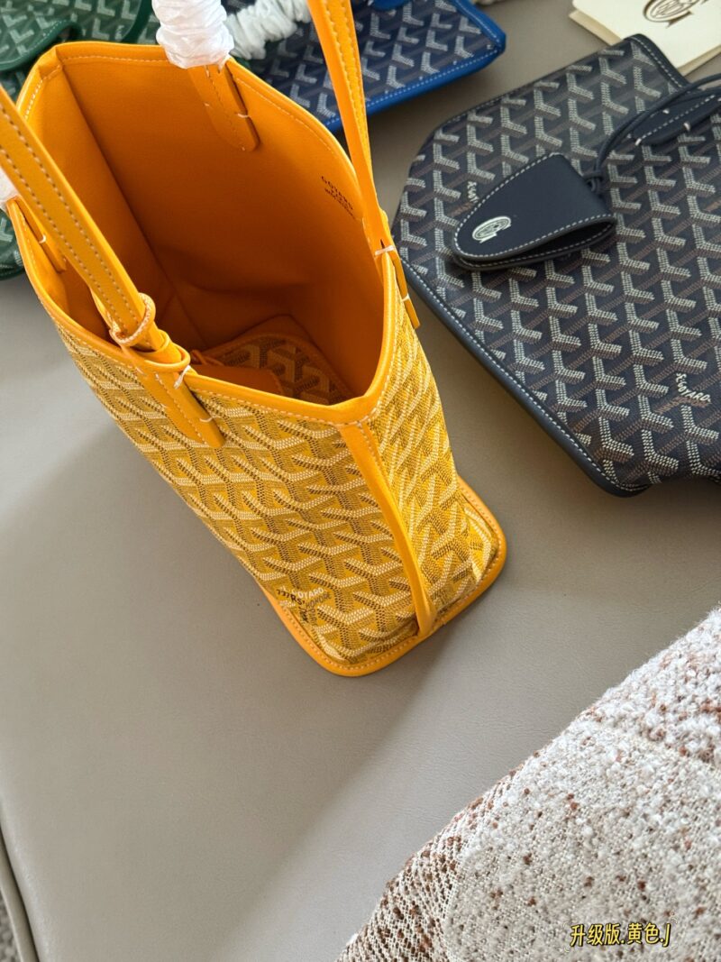c09b3fbda5.jpg 205 no box/upgraded version
size:20*19cm
Authentic mold making and plate making,
Customized Goya pattern material ?
Paired with imported Italian calf leather, Goyard shopping bags have undergone multiple research and improvements, continuously en...