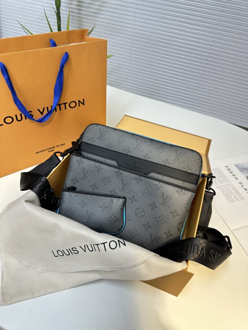 Exclusive remake of TRIO messenger bag M11648 silver flower/light blue splicing
This Trio messenger bag features a three in one design crafted from Monogram Eclipse Reverse canvas and eye-catching details. The change bag at the zipper front pocket an...