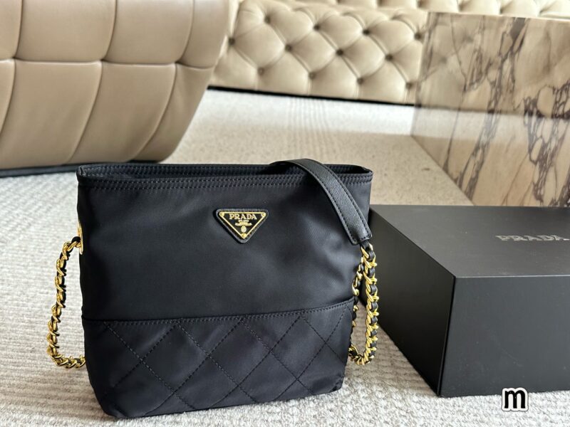 240 boxes
size：20cm
Prada Hobo Vintage Underarm Bag
Zhuzhu nylon chain bag of the same style!
Minimalist yet sophisticated chain bag
Being carried by the celebrity Zhu Zhu immediately became popular!
Nylon is lightweight, practical, durable, and ea...