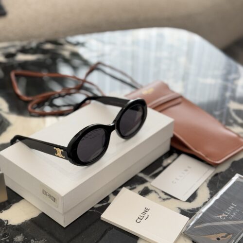 Gift phone bag p205
Celine sunglasses of the same style as Shi Shi, worn You are the cold and aloof young lady!
As a fashion trendsetter, how could you miss Liu Shishi's Celine sunglasses CL 40194U-01A!
This pair of sunglasses truly blends fashion an...