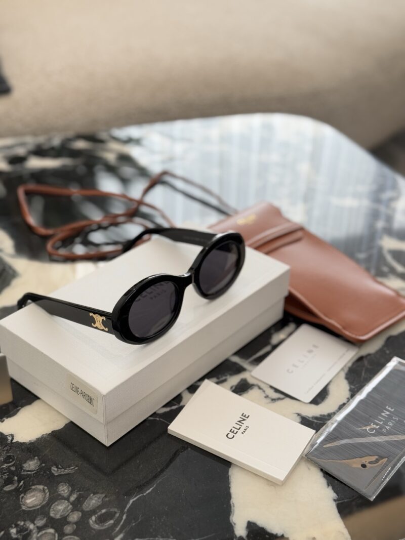 c0a155afaf.jpg Gift phone bag p205
Celine sunglasses of the same style as Shi Shi, worn You are the cold and aloof young lady!
As a fashion trendsetter, how could you miss Liu Shishi's Celine sunglasses CL 40194U-01A!
This pair of sunglasses truly blends fashion an...