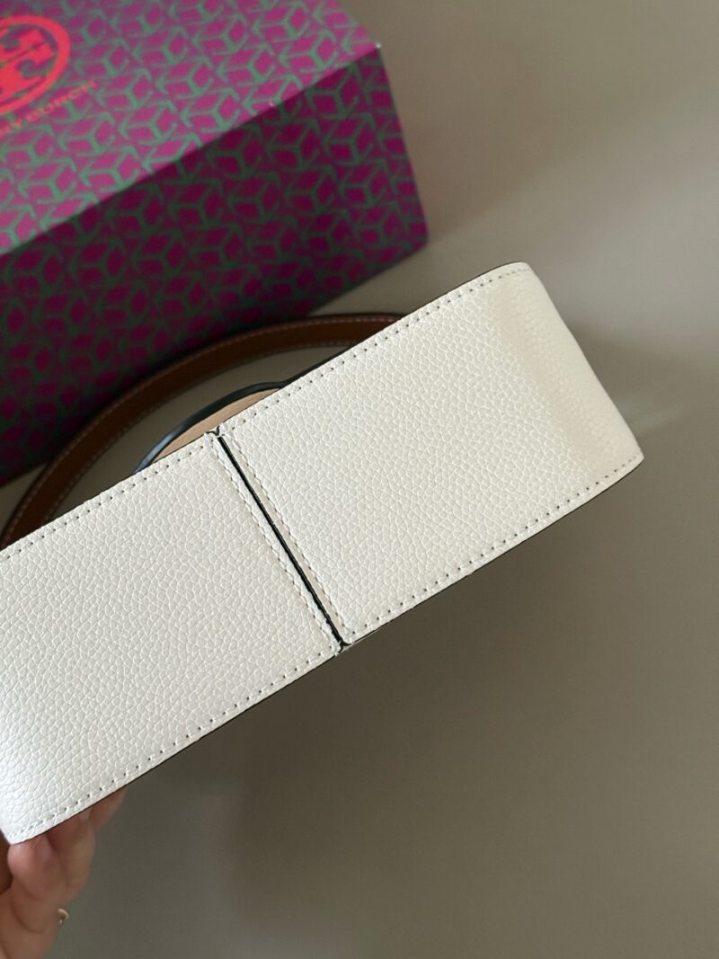 220 boxes
size：21*13cm
TORY BURCH Mahjong Bun is your favorite on the street!
Sisters, mahjong bags are available all year round
Paired with 2 shoulder straps,
Can be carried by hand under the armpit or slung diagonally
Exquisite and compact