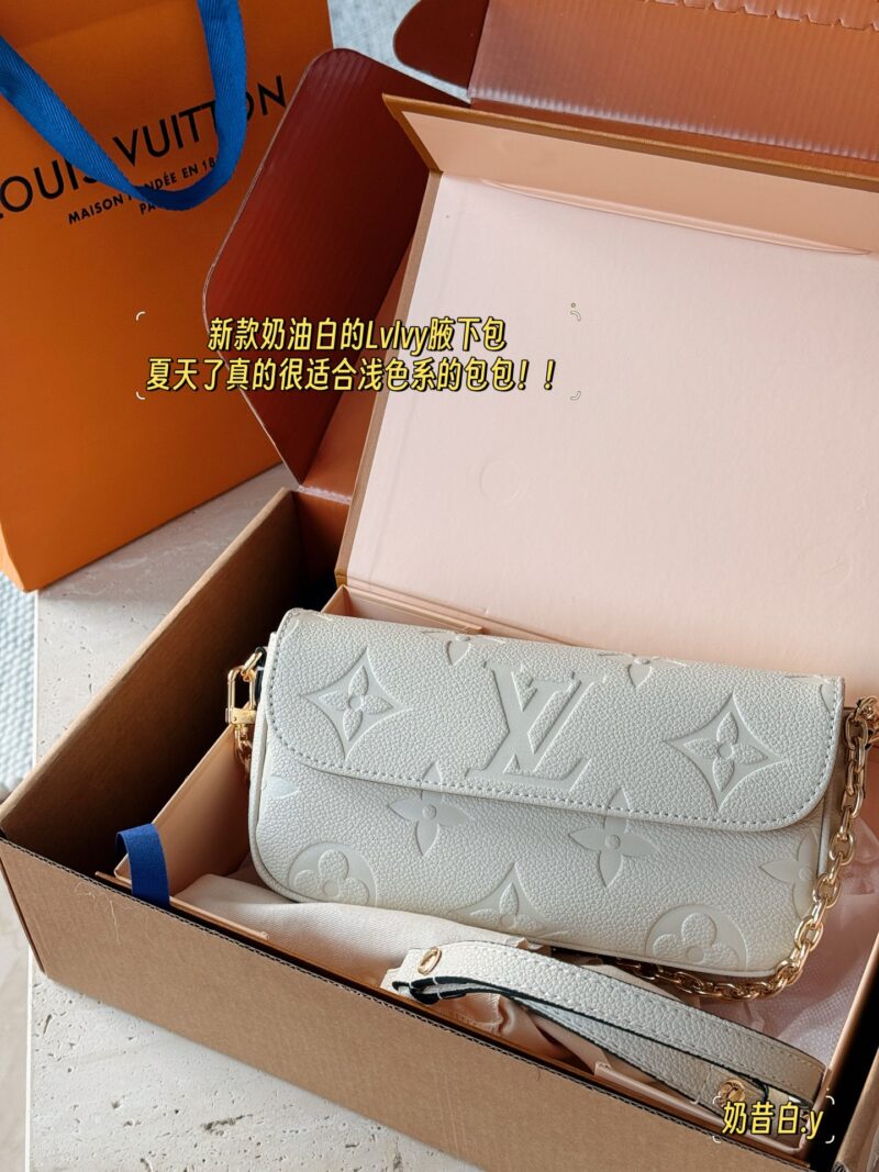 c0b465f0bd.jpg 195 full set of packaging
size:23*12cm
L's new Ivy embossed model
New cream white LvIvy armpit bag
Very suitable for light toned summer clothes
Configure chains and crossbody straps
Complete packaging ??