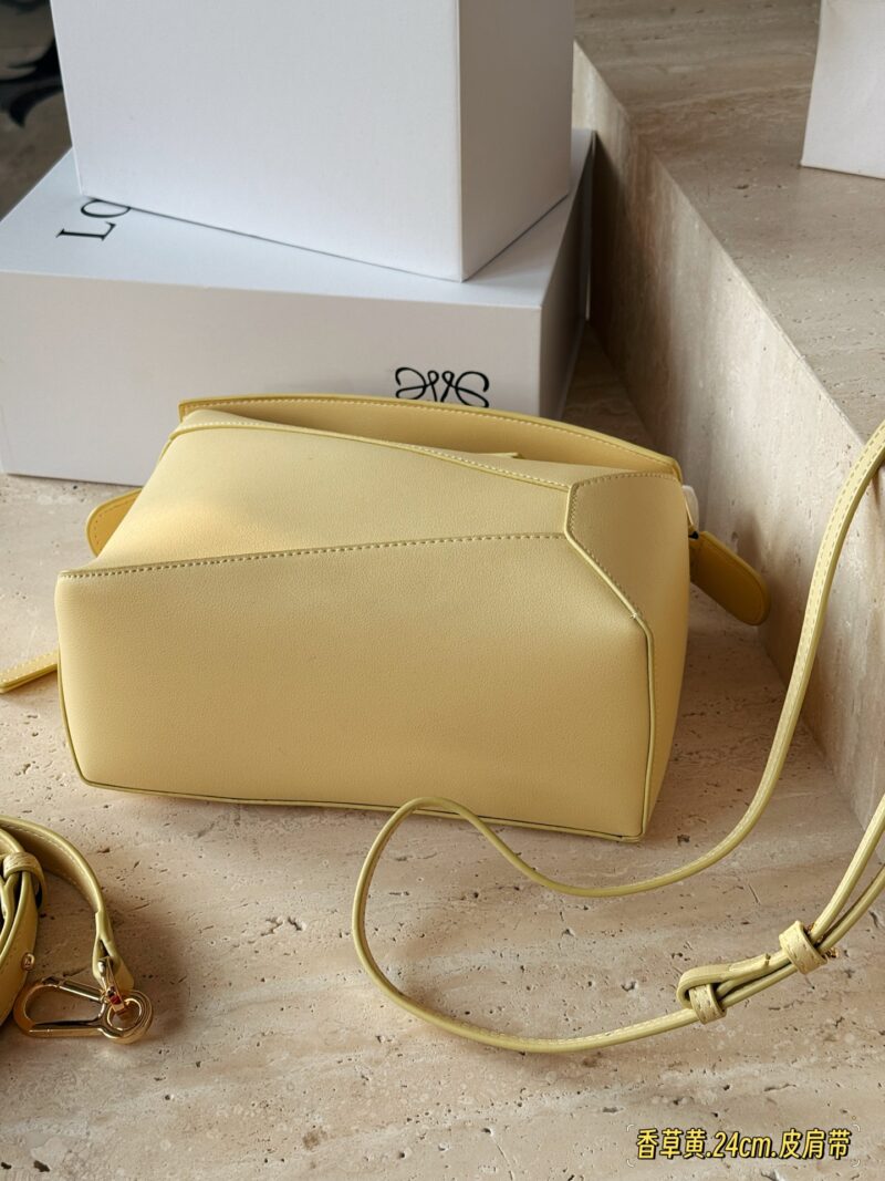 c0c0aad5df.jpg 235260 box
Size: 18 * 10cm (mini)
24 * 15cm (large size)
Loewe Geometry Package Puzzle
Truly cannot be missed,
?? Cowhide quality!
Completely hold on!
Milk like vanilla yellow!
It's already beautiful enough without any decorations!