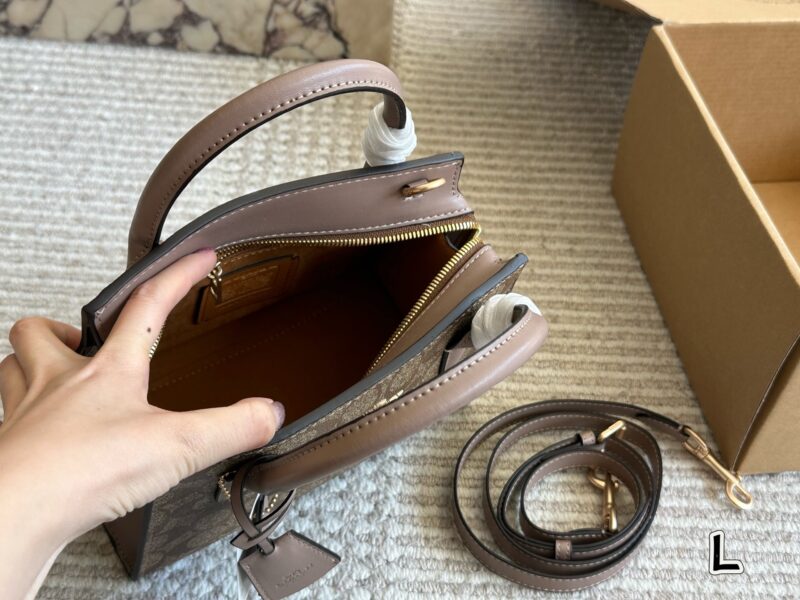 c0c743ccb9.jpg ¥ 225 COACH January New Product
Classic printed Andrea shoulder bag
Andrea Carryall achieves a perfect balance between fashion and functionality. It can not only be carried as a crossbody, but also classic and versatile. 22/17 matching gift box