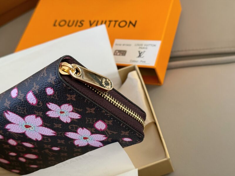 c0cafc367d.jpg 160 boxes
size:19.5*10.5cm
L Family Sakura Flash Series Wallet
lovely! Easy to carry!
A wallet with constantly online appearance
Zipper style! Capacity is super okay