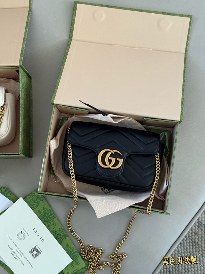 c0cc1b1d5c.jpg 195 box
size:16.5cm
GG Marmont's Most Classic Black
Full of atmosphere~
Must buy Mamon bag
Versatile bag that can match any outfit, a must-have for summer