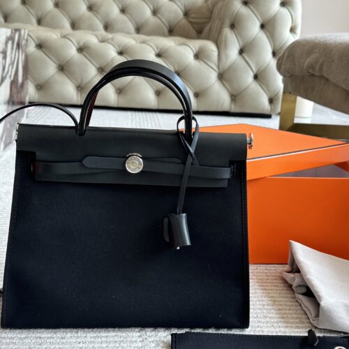 275 boxes
size：31*26cm
Hermes handbag
Canvas shopping bag ?
A bag that is easy to pack in physical form
Recently, I have been carrying my back while traveling
There is texture! Super advanced!
Its capacity is very friendly ..