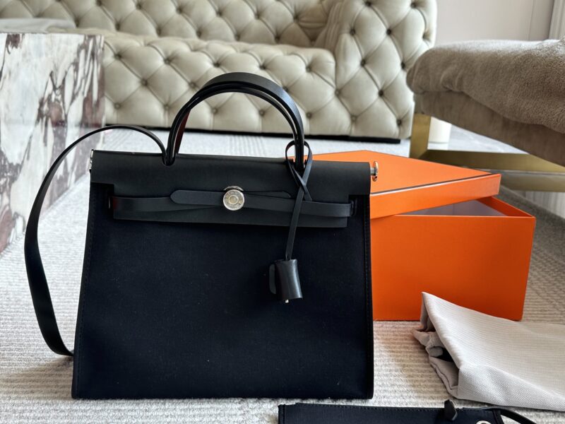 275 boxes
size：31*26cm
Hermes handbag
Canvas shopping bag ?
A bag that is easy to pack in physical form
Recently, I have been carrying my back while traveling
There is texture! Super advanced!
Its capacity is very friendly ..