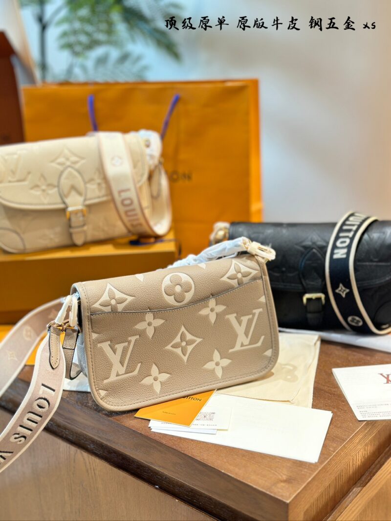 Full leather embossed baguette p420
This Diane handbag is made from Louis Vuitton's classic Monogram
Empreinte embossed leather weaves the brand logo into a detachable wide jacquard shoulder strap, adding a crossbody option in addition to the detacha...