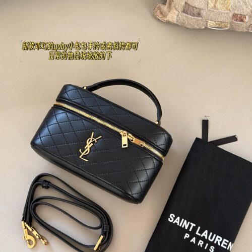 235 box
size：19*11cm
YSL New Style | Exquisite Small Box Bag
The new and well behaved Gaby handbag can be carried by hand or slung diagonally
Put all the daily items down