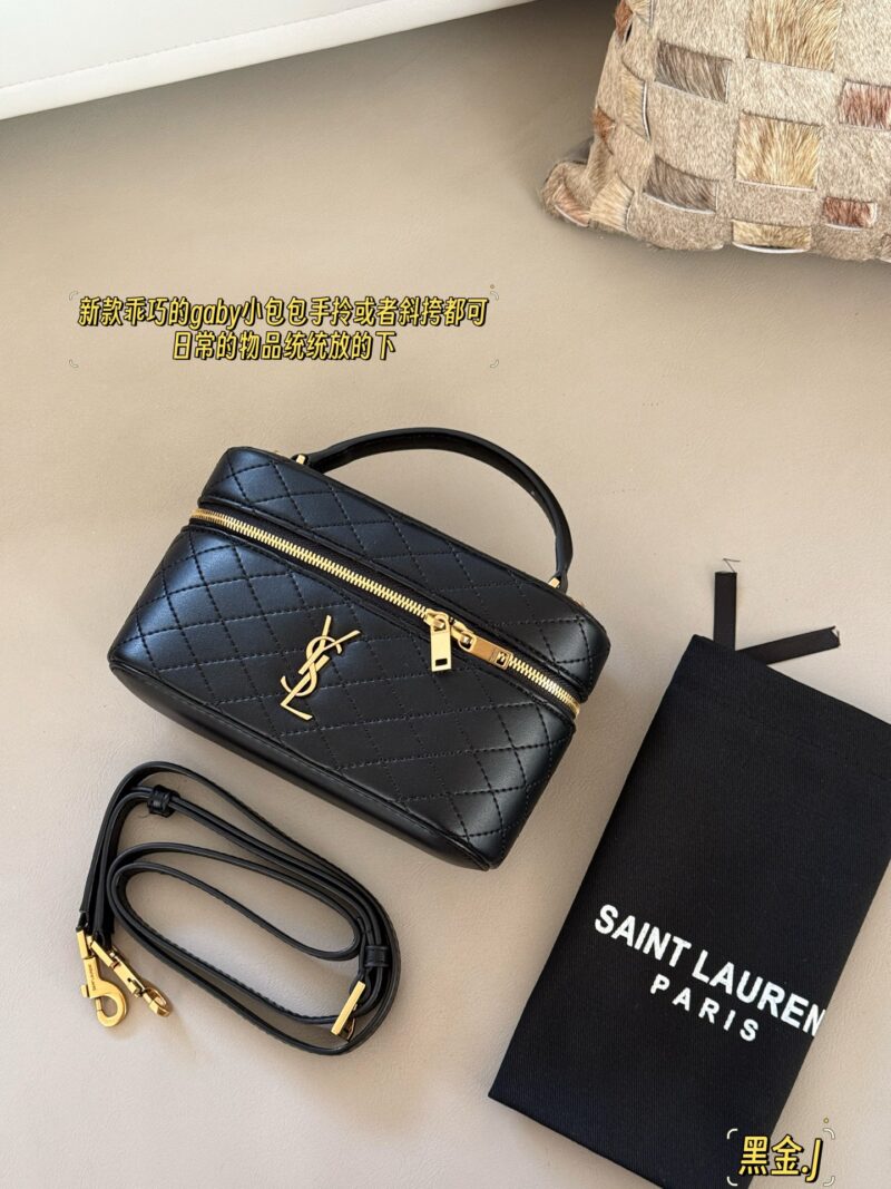 c125ad0b47.jpg 235 box
size:19*11cm
YSL New Style | Exquisite Small Box Bag
The new and well behaved Gaby handbag can be carried by hand or slung diagonally
Put all the daily items down