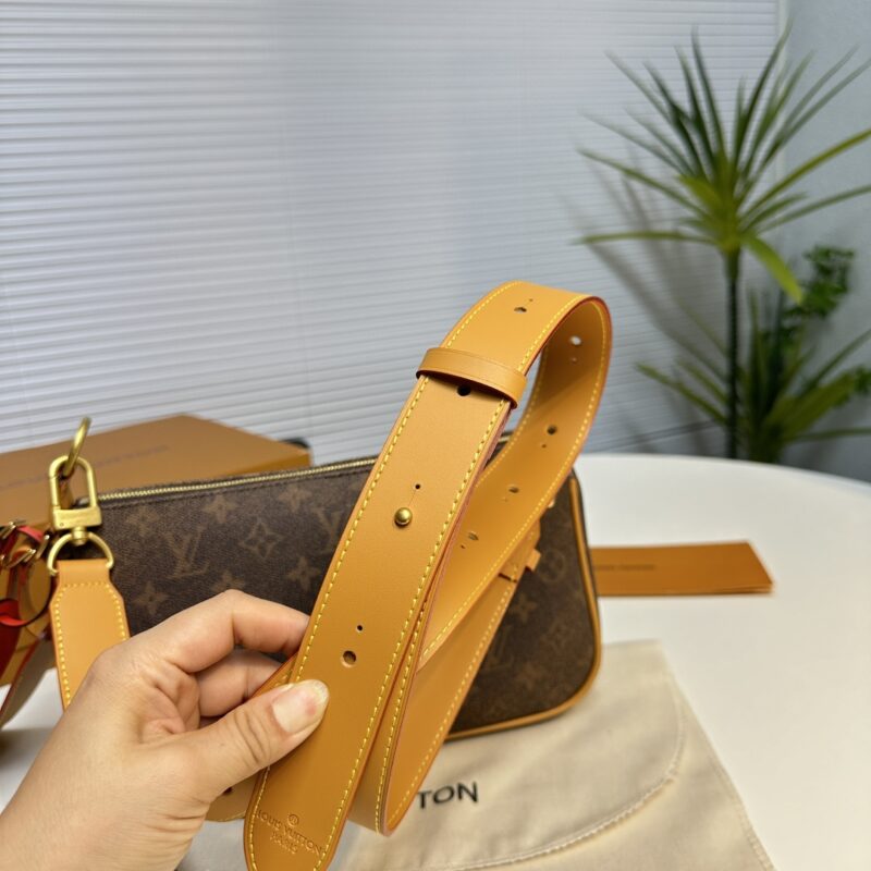c12a7faf8f.jpg 260 Purchasing Grade Duty Free Edition M11623 This Pochette Accessory XL handbag features a Monogram pattern on Monogram Dust canvas that has been tested over time, injecting a handsome atmosphere into the classic configuration originating from 1990....