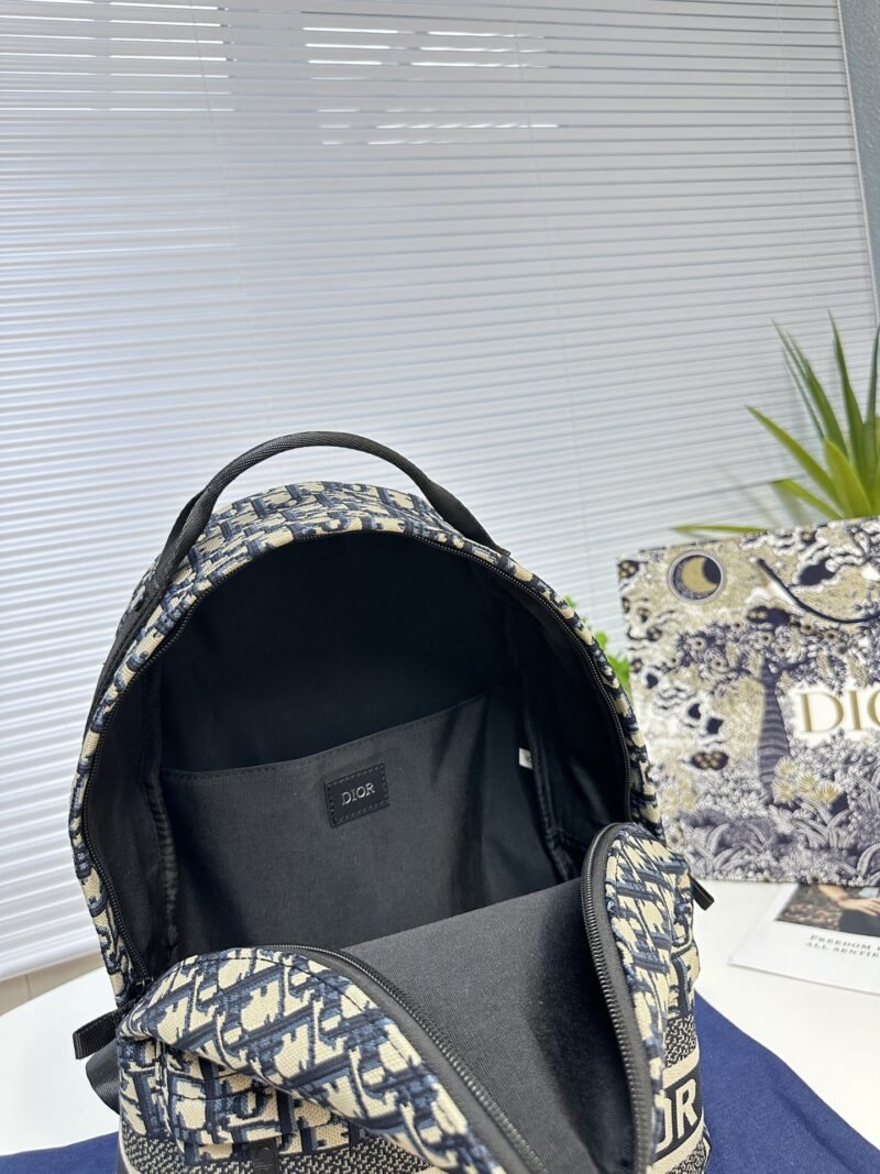 Dior letter canvas bag with cowhide, perfect for both men and women in spring and summer retro style. This bag hits the heart with just one glance, featuring a neutral blue herringbone embroidery and old flower waterproof technology fabric. Dior's co...