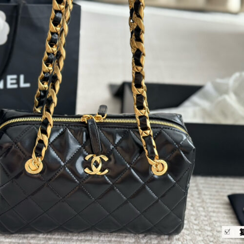 250 boxes
size：25 16cm
Chanel 24 Bowling Bag
This bowling bag is really delicious~
A very popular one recently
The design is not easily outdated and is very fashionable to hold in your hand.
?? superior quality!