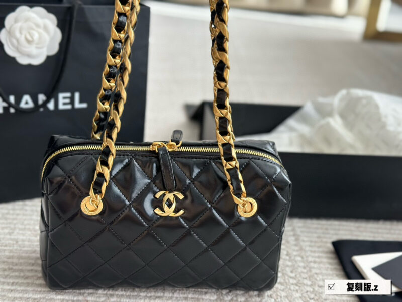 c12e5c0a2f.jpg 250 boxes
size:25 16cm
Chanel 24 Bowling Bag
This bowling bag is really delicious~
A very popular one recently
The design is not easily outdated and is very fashionable to hold in your hand.
?? superior quality!