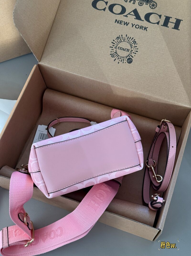 210 box double shoulder strap
size：15*14cm
New Product C Mini Tote City15
April rouge powder
A cute little one is enough for daily use!
City, this mini tote! So cute!!
The most suitable small bag to carry in summer is none other than him