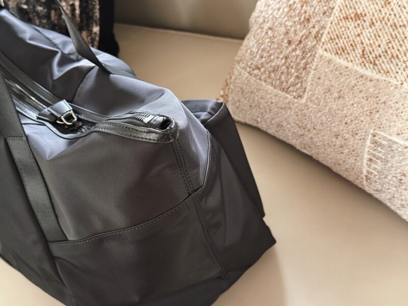 c15ce233e1.jpg 270 without box
Size: Bottom width 45, top width 65, height 40
Prad tote (shopping bag)
The leather material is thick and textured
A great combination of travel and fitness!
Really practical!!