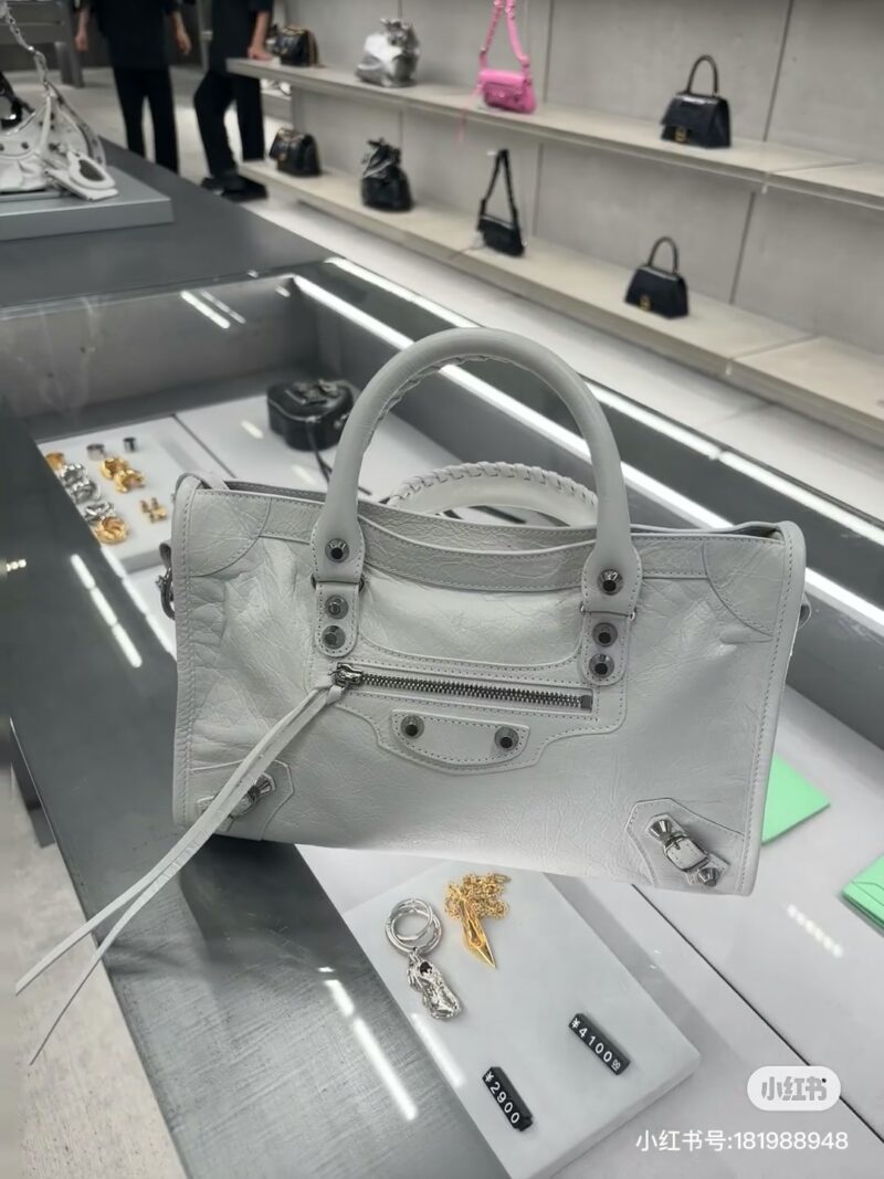 c16a1d2b4e.jpg Balenciaga motorcycle silver is so handsome!!! Motorcycle bags will really be loved forever
A locomotive with a silver buckle will appear cool and aloof. C0o
Laziness comes naturally. The motorcycle bag can be equipped with a casual and free spirited...