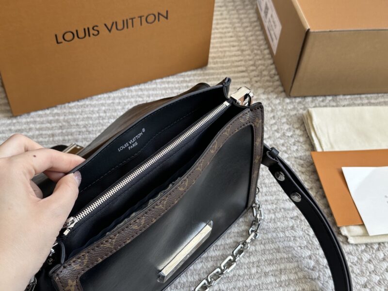 ￥ 285 New Product
LV | Soft Daphne | Show off New Product
Appearing at the 2025 Spring/Summer fashion show with cowhide trim to ensure the comfort of the bag, the Dauphine Soft handbag features a monogram cut for a soft look
Suitable for both men an...