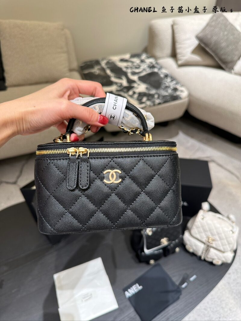 Chanel Long Box P225
Four Seasons Series [Happy]
Litchi skin long box
The most beautiful long box in history, besides the most thoughtful lychee cowhide! The chain is also the latest design, super cute! The flip cover also comes with a makeup mirro...