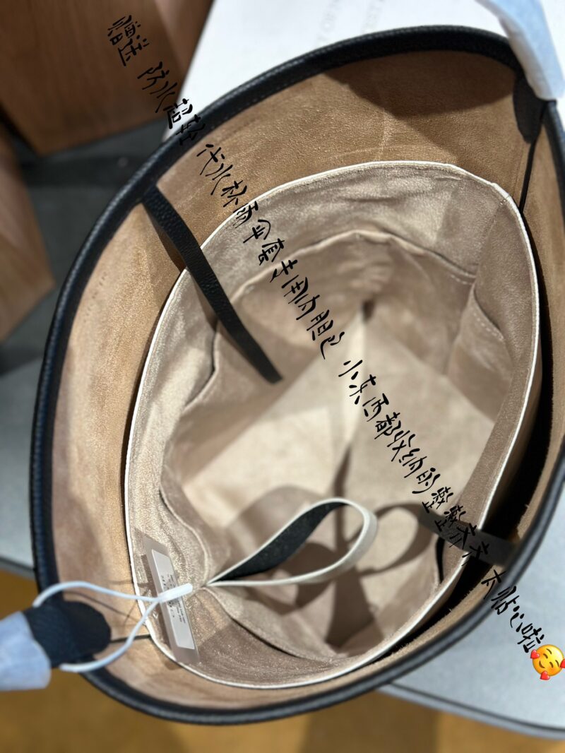 c1ac3fc6d9.jpg Bucket Bag ? Gift inner bag G7155 # p375
Liu Yifei, Ni Ni, Dong Jie, Naza, Yang Mi
Waiting for many female celebrities to wear the same bucket bag as the old forward bucket bag, medium size full grain top layer cowhide
The favorite of minimalism, w...