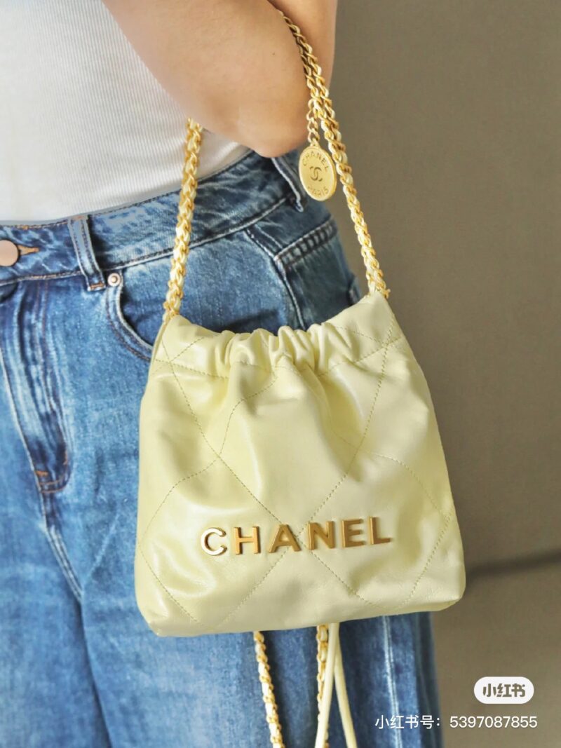 c1c4bd1e34.jpg Chanel 22mini Chicken Yellow
Chanel 22mini Chicken Yellow
Chanel garbage bag
Another popular color of this season,
Simple and comfortable colors
The small and cute lucky bag, combined with the color of chicken yellow, is particularly prominent