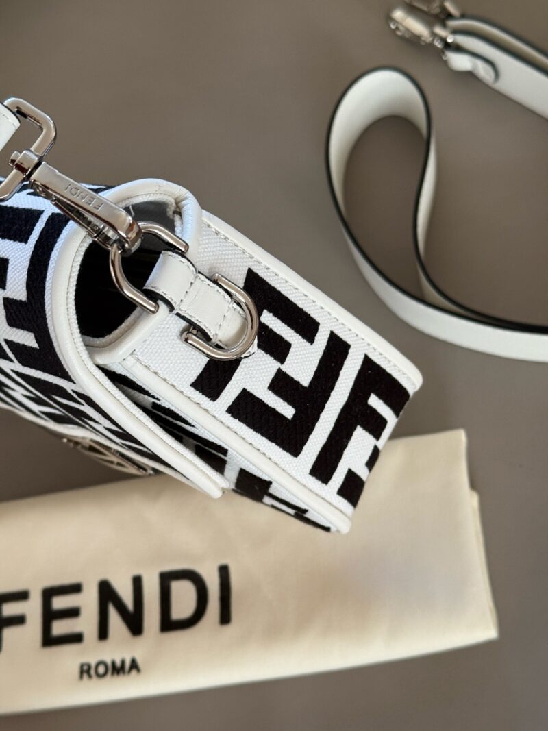 c1e004898f.jpg 235 box
Size: 26 * 16cm (large)
Fendi (F Home) French Stick Bag
You can carry it by hand! You can cross over!
But such a cute and special bag is rare to see