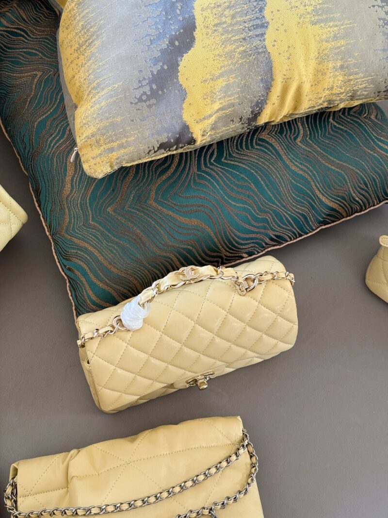 c1f2a83b0b.jpg 225 boxes
Grandma Xiang's color is absolutely stunning/stunning
size :20*12cm
Xiaoxiangjia Chanel 23k Leather Chain Handle CF Upgrades Classic~
Can be carried by hand! The bag is very practical!
Sheepskin with light gold buckle, elegant and princes...