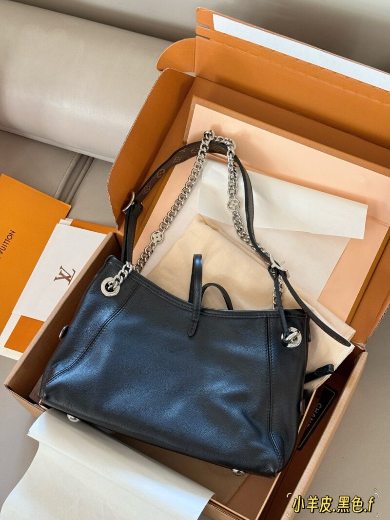 c1f9caea7f.jpg 340 box full leather
size:26*17cm
L's Carryall bb Black Warrior has finally arrived
Package body with sliding metal chain
More exquisite!
Relaxing feeling, the whole thing is so cool that I have no friends