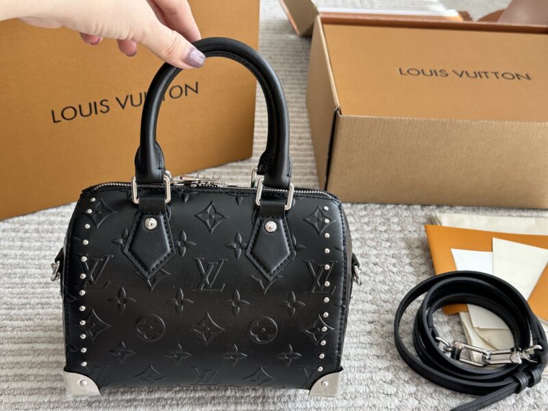 c205dc1ef4.jpg Black Warrior ¥ 280
Lv small pillow bag original single sealed packaging ?? The size of NANO SPEEDY is quite small, so it exudes a fashionable, beautiful and charming temperament when paired. However, it is lightweight to carry and easy to wear ...