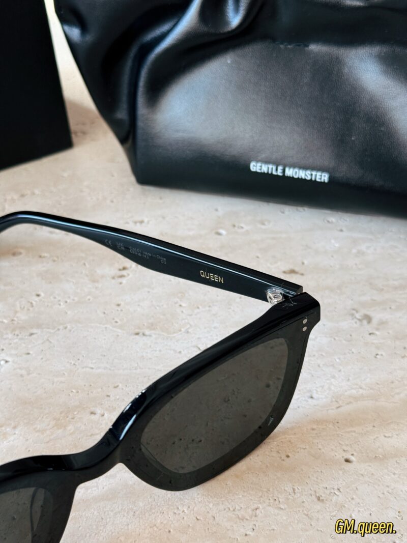 c209705b2b.jpg 185 pairs of packaging
GM Sunglasses | White Deer Same Style Queen
Square face Tian Cai sunglasses one!
Soft square circular frame design,
It can effectively contour the face,
After wearing it, it looks super small on the face.