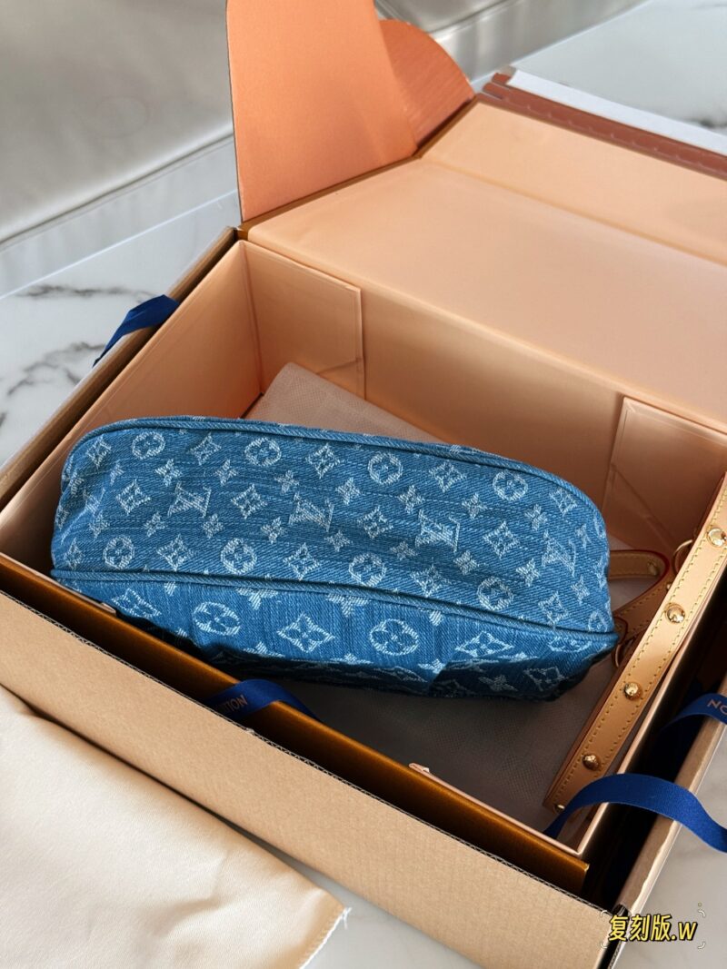 c2145cb188.jpg 310 box (replica version)
size:26*18cm
L's denim sunset is perfect for spring and summer
I really like the tannin series
The Sunset capacity is sufficient,
Soft and not afraid of pressure,
Color resistant and stylish!