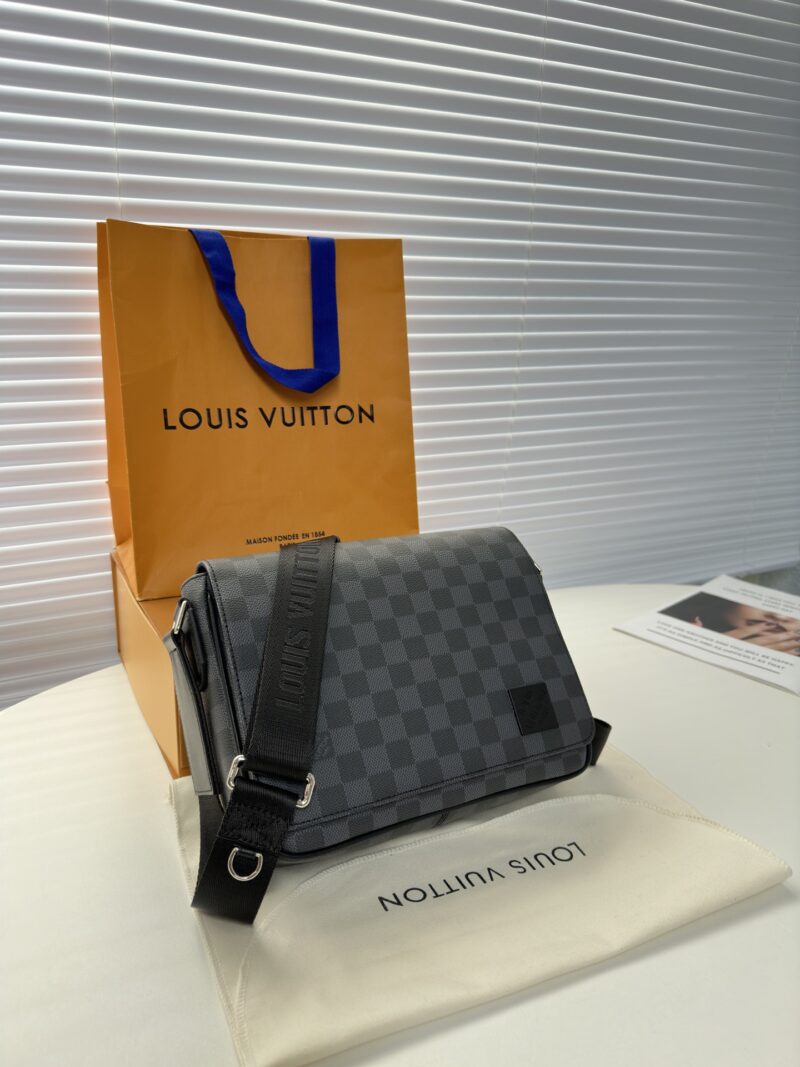 Comes with a premium gift box (top of the line original order) M 42710 checkerboard pattern
This District small mailman bag is more square and compact than the previous version, reinforced with Damier Graphite coated canvas for classic contours and d...