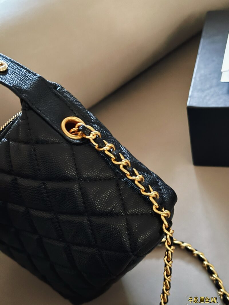 c21ce53949.jpg 235 box
Size: 15 * 13cm (small)
Xiaoxiang's lunch box bag
A popular bag that catches the eye at a glance
Really cute
Can be sweet or salty
You can hold it by hand, shoulder and back. The chain length is just right
It also has strong compatibility#