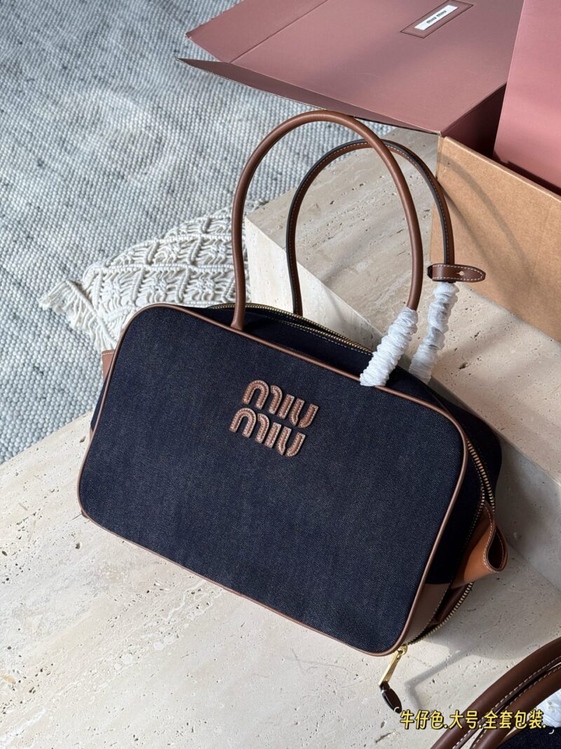 c221a90236.jpg 320310 comes with a complete set of packaging
Size: 35 * 22cm (large)
28 * 15cm (small)
Miumiu bowling/briefcase/
Miu is here to steal money again! The new denim briefcase is here!
It's nice to carry on your back
The appearance is Princess Miumiu!