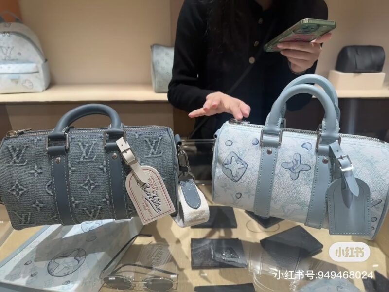 Cowboy Keepall25, I Love It
Expected to be a big hit this year
Comes with hanging tags and wide shoulder straps
Cowboy Keepall25 w
Both men and women can carry someone or not
The capacity is great! !
Lv's new denim pillow bag
Handheld and can be slu...
