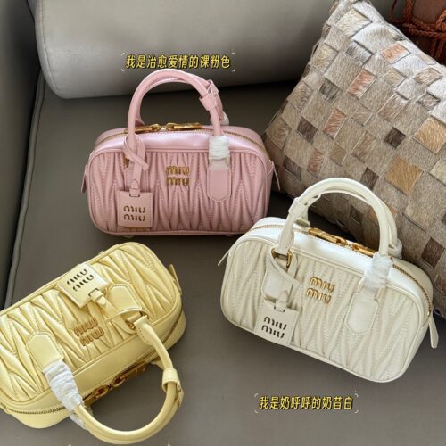 Cherry blossom powder representing love! five hundred and twenty
255 Upgraded Edition Box
size：22*11cm
New size of miumiu bowling ball ??
It's hard not to love!
It's hard not to be tempted by this size!
Can be carried by hand or slung diagonall...