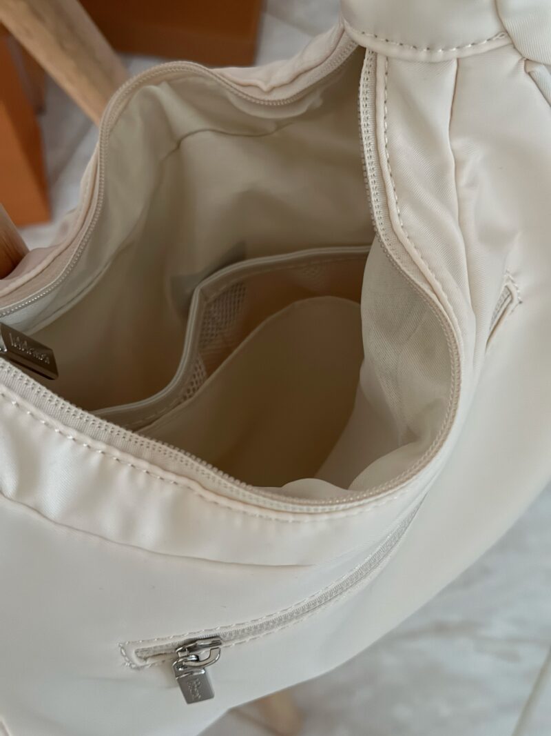 c26e50d87b.jpg 170 without box
size:29*17.5cm 4L
Lulu new ivory white armpit bag
I fell in love with this armpit bag at first glance
This year's new version is equipped with a small logo, which feels more exquisite and high-end. Lulu's new products can't escape a...