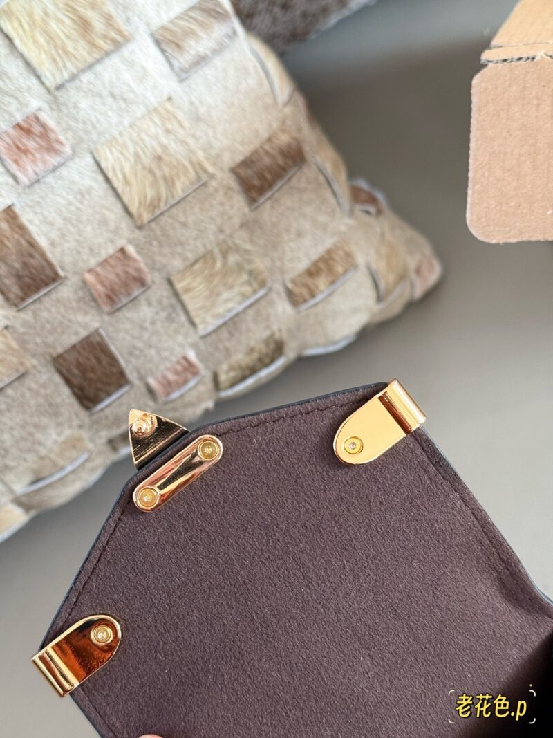 c275de921a.jpg 215 boxes
size:10.5*17cm
L's beautiful phone bag
This new Metis phone case!!
The price is very beautiful!!
You can put down Plus!
