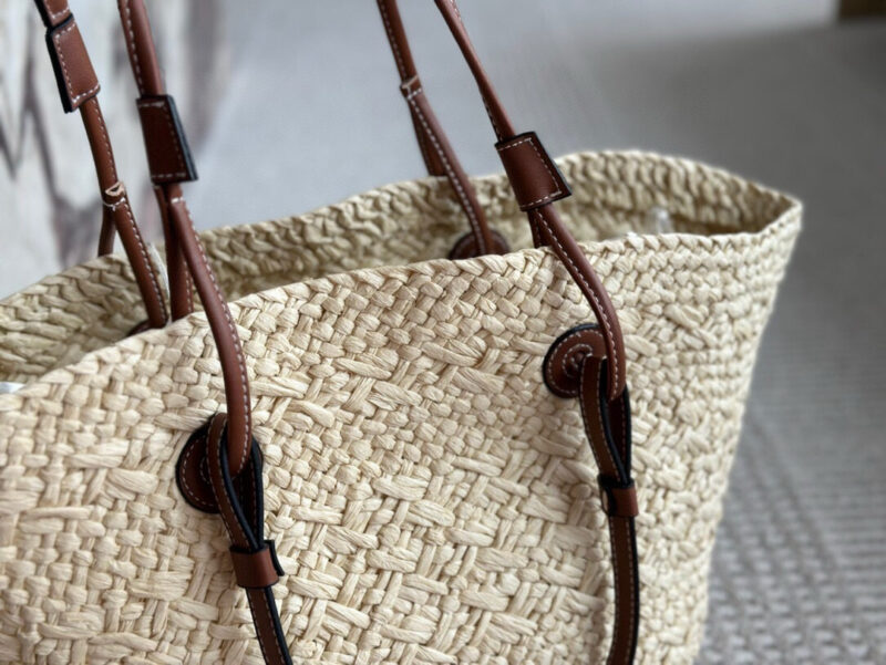 c278dc07ef.jpg 180 without box
Size: Bottom width 30, top width 50 * height 25cm
LOEWE | Grass woven bag
Don't you have such a beautiful straw woven bag in summer?
100% suitable for vacation~
Look at the sea, look at the sea, look at the sea