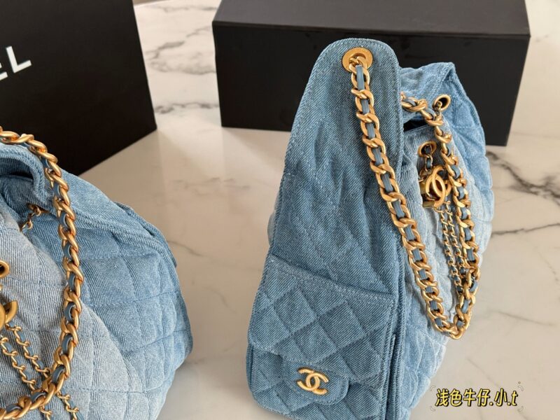 c27c1ad87c.jpg 315 335 cowhide box
Size: 26 * 21cm (small)
31 * 26cm (large)
Xiaoxiang Home 25C Hobo Hippie Underarm Bag
Cool and stylish bucket design, very retro
The adjustable drawstring design of the bag is very practical, with two small pockets on the side tha...