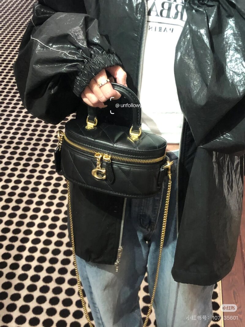 c28108ce0f.jpg Coach's new box bag is back!
This one is finally not so useless! Can install a mobile phone!
Her upper body looks very princess!
#Box bag # Exquisite small bag # Coach