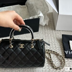Chanel Boston P275
Chanel 25P Bowling Bag Elegant Beauty
#The bag is not duplicated, Chanel black with white border Boston 25P bowling ball 6 Boston! Carrying a crossbody, both phones can fit in! Still comfortable and durable, the market is very obvi...