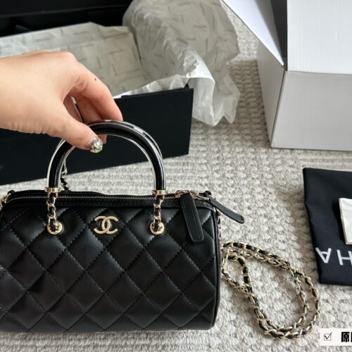 Chanel Boston P275
Chanel 25P Bowling Bag Elegant Beauty
#The bag is not duplicated, Chanel black with white border Boston 25P bowling ball 6 Boston! Carrying a crossbody, both phones can fit in! Still comfortable and durable, the market is very obvi...