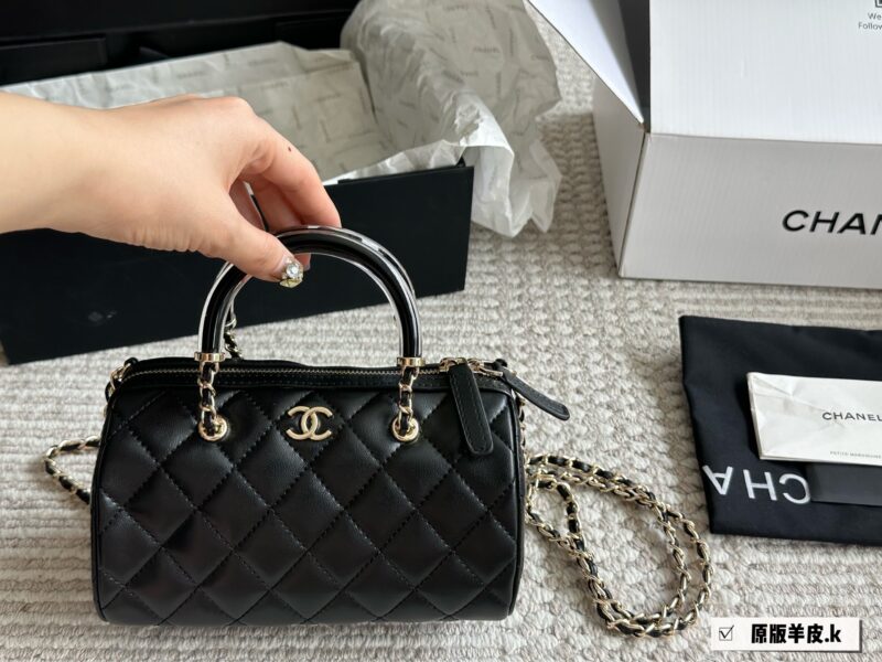Chanel Boston P275
Chanel 25P Bowling Bag Elegant Beauty
#The bag is not duplicated, Chanel black with white border Boston 25P bowling ball 6 Boston! Carrying a crossbody, both phones can fit in! Still comfortable and durable, the market is very obvi...