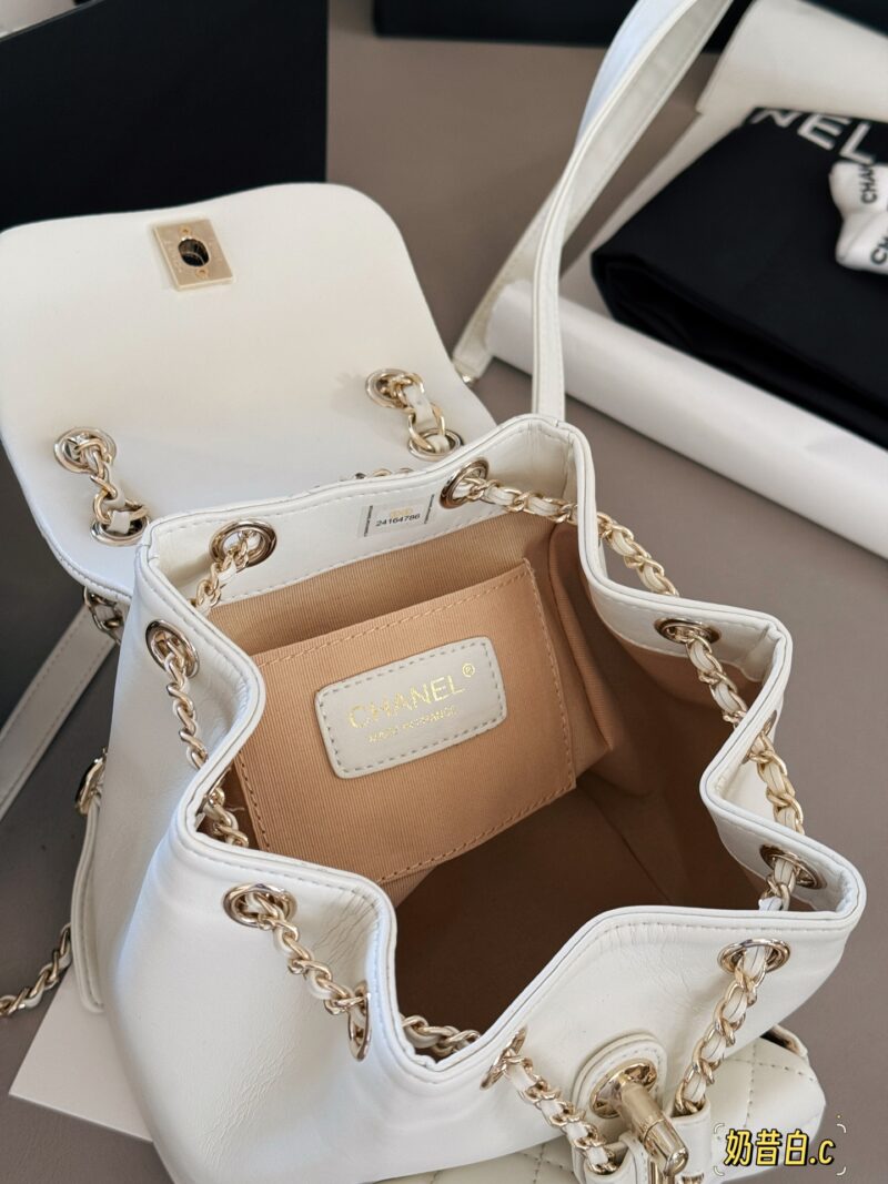 260 boxes
size：18*20cm
Xiaoxiang Family Duma Backpack
The texture of the bag is super good!
Fine grain sheepskin!
The cutest backpack of the season
? Single shoulder ? Double shoulder ? Handheld